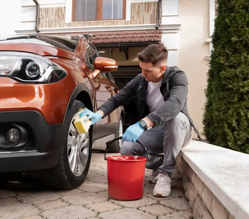 Lavage auto à domicile La Noë-Blanche : professionnel intervenant sur un véhicule